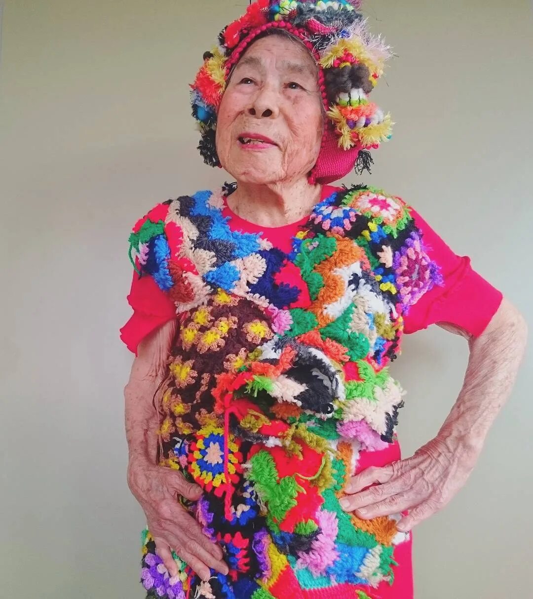 Фото крупно бабушек. Креативные старушки. Одежда для бабушек. Наряд бабушки. Бабушка в вязаной одежде.