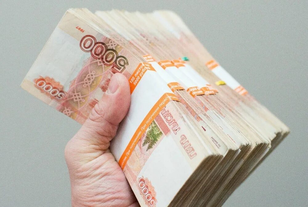 Пятитысячные купюры в руках. Миллион рублей в руках. Пачка денег в руках. Пачка денег рубли.