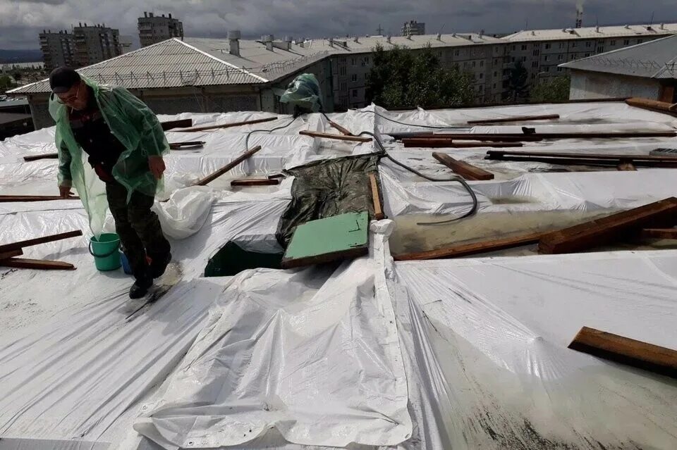 Течь кровли крыша. Временная кровля. устранение протечек кровли. сломанная крыша.