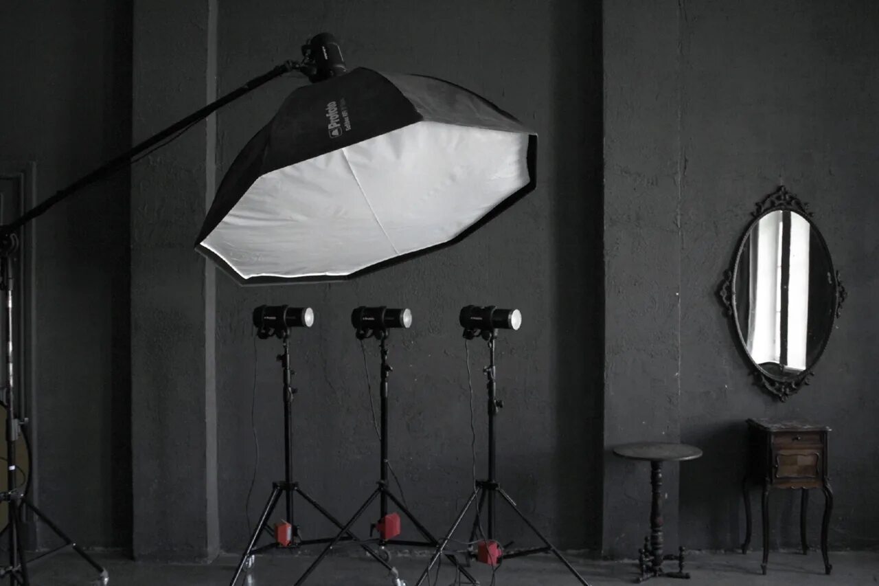 Мой демон 6 softbox. Зал грей фотостудия. Стрипбокс Profoto. Октобокс 150 Profoto. Рефлекторы для фотостудии.