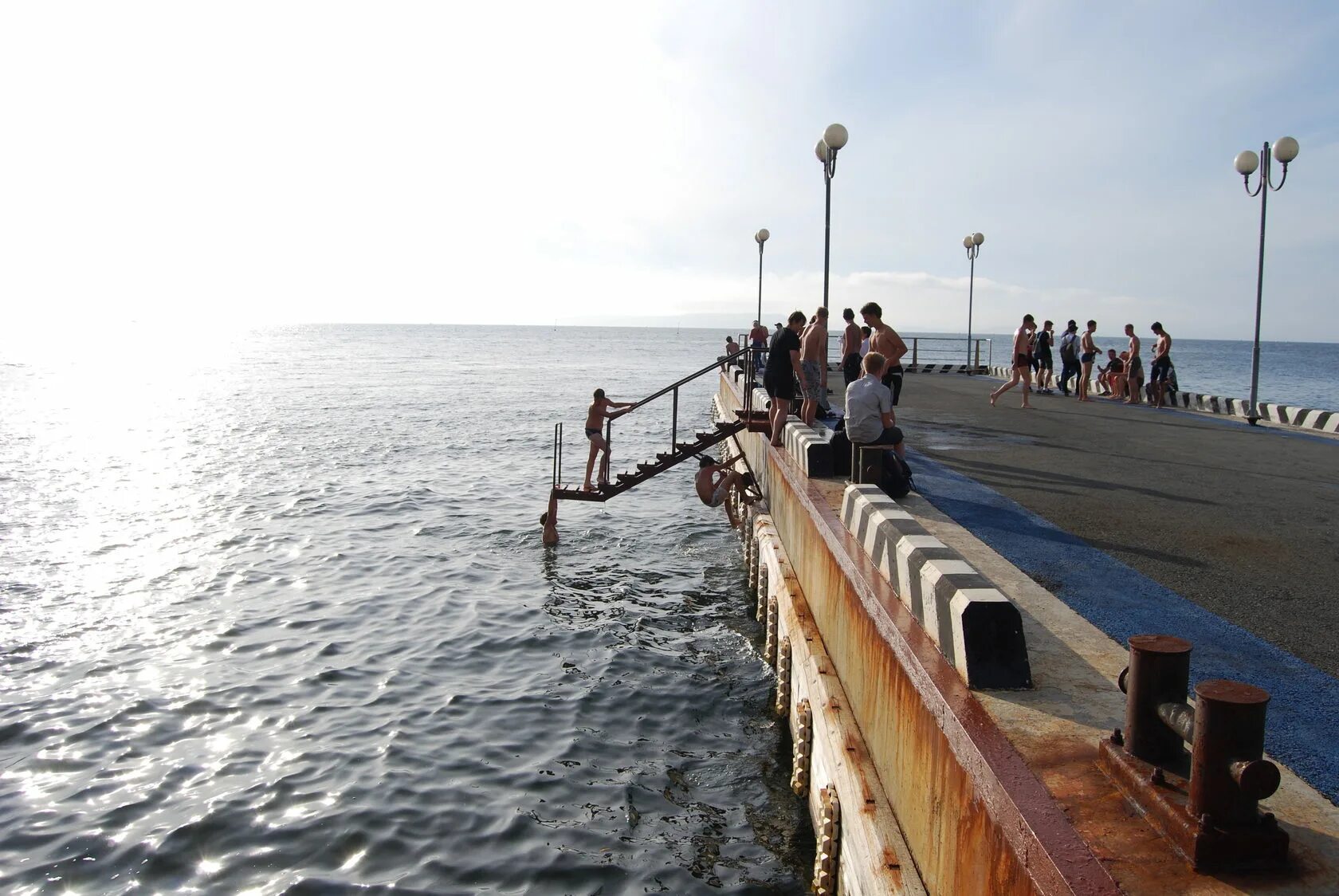 Пирс не работает. Пирс гагра. морской обзорный пирс в гаграх. морские пирсы в алуште. военно морской пирс.