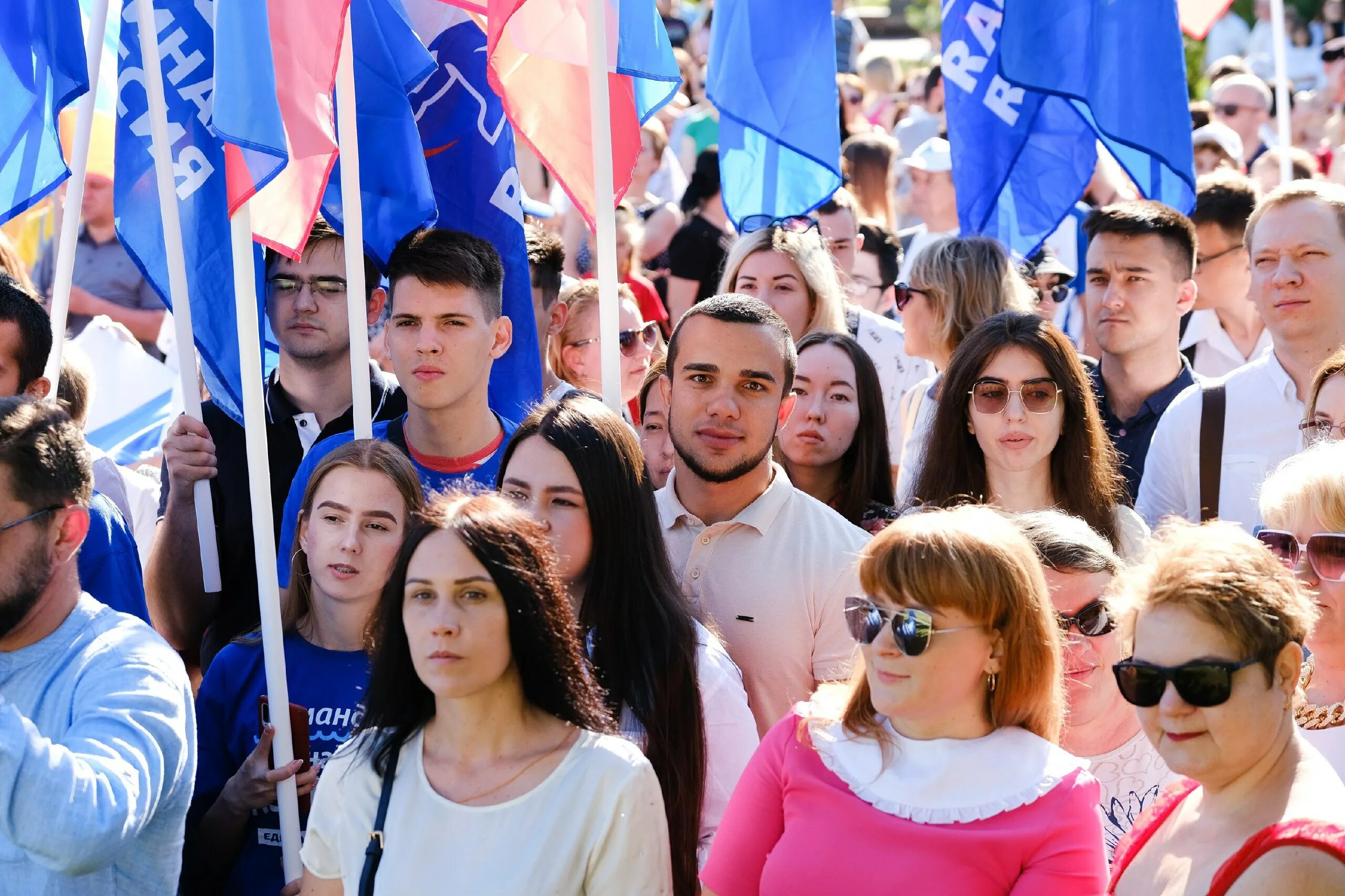 Митинг 12 июня 2017 в Москве. День России митинг. Под флагом России. День России люди. Митинг 12.03 2024