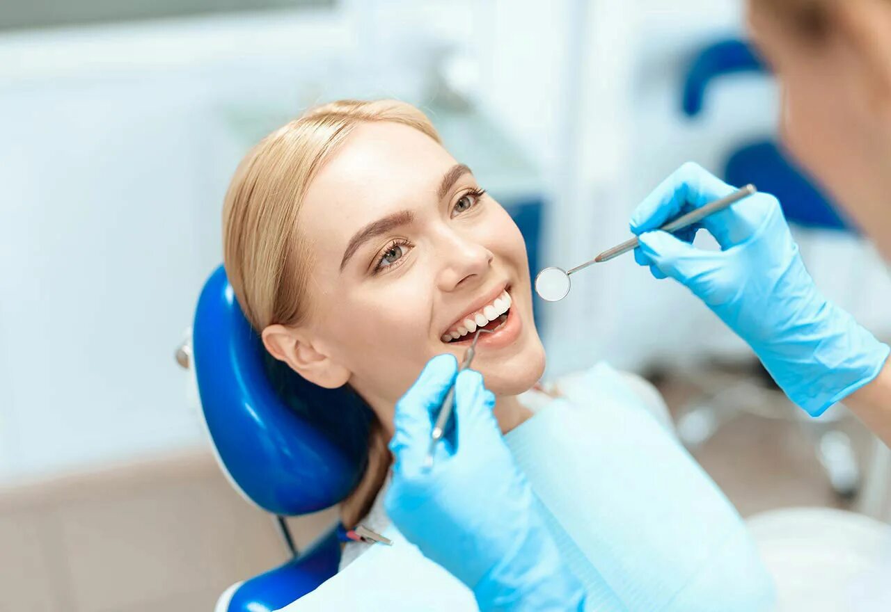 Лечение зубов цена отзывы. Сайт стоматологии. Улыбка стоматология. Красивые зубы. Девушка стоматолог.