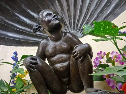 Писающая девочка крупно