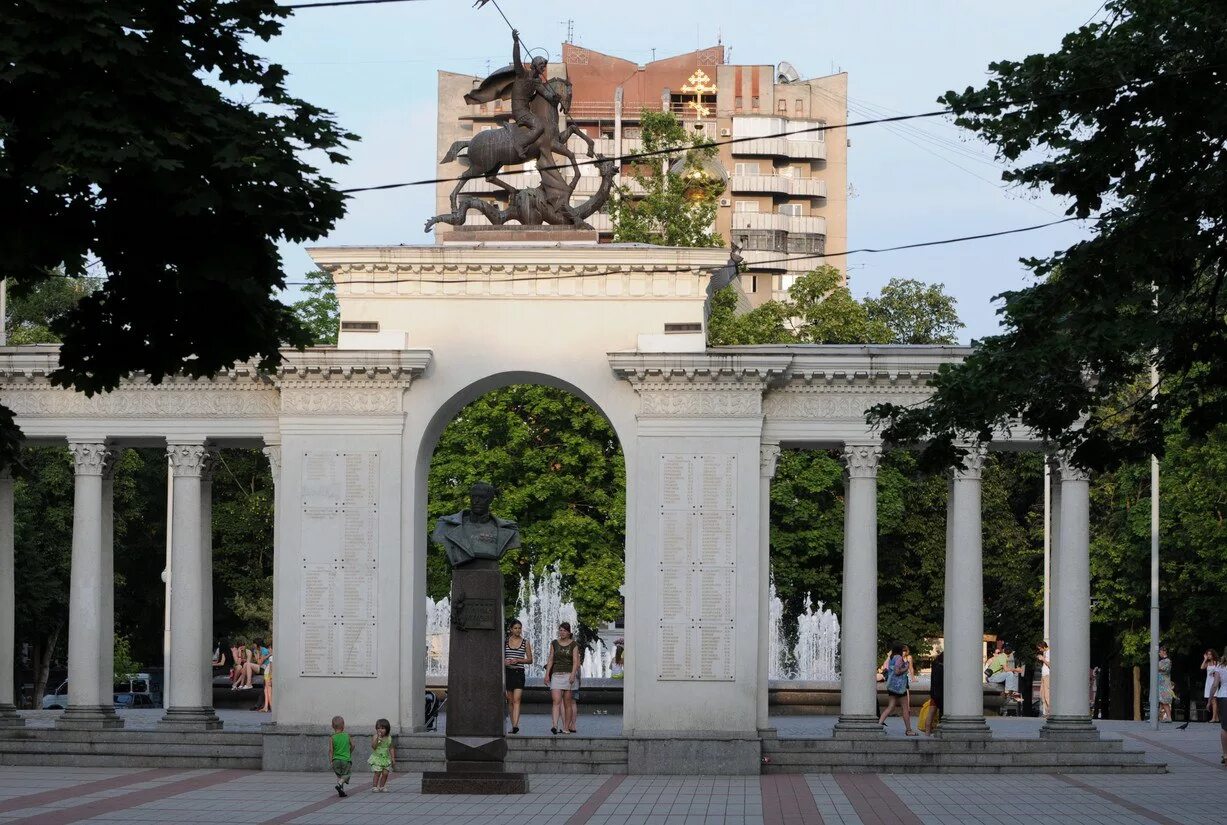 Памятники культуры краснодара. Арка в сквере Жукова Краснодар. Мемориальная арка ими гордится Кубань. Памятники в сквере Жукова Краснодар. Памятник ими гордится Кубань в Краснодаре.