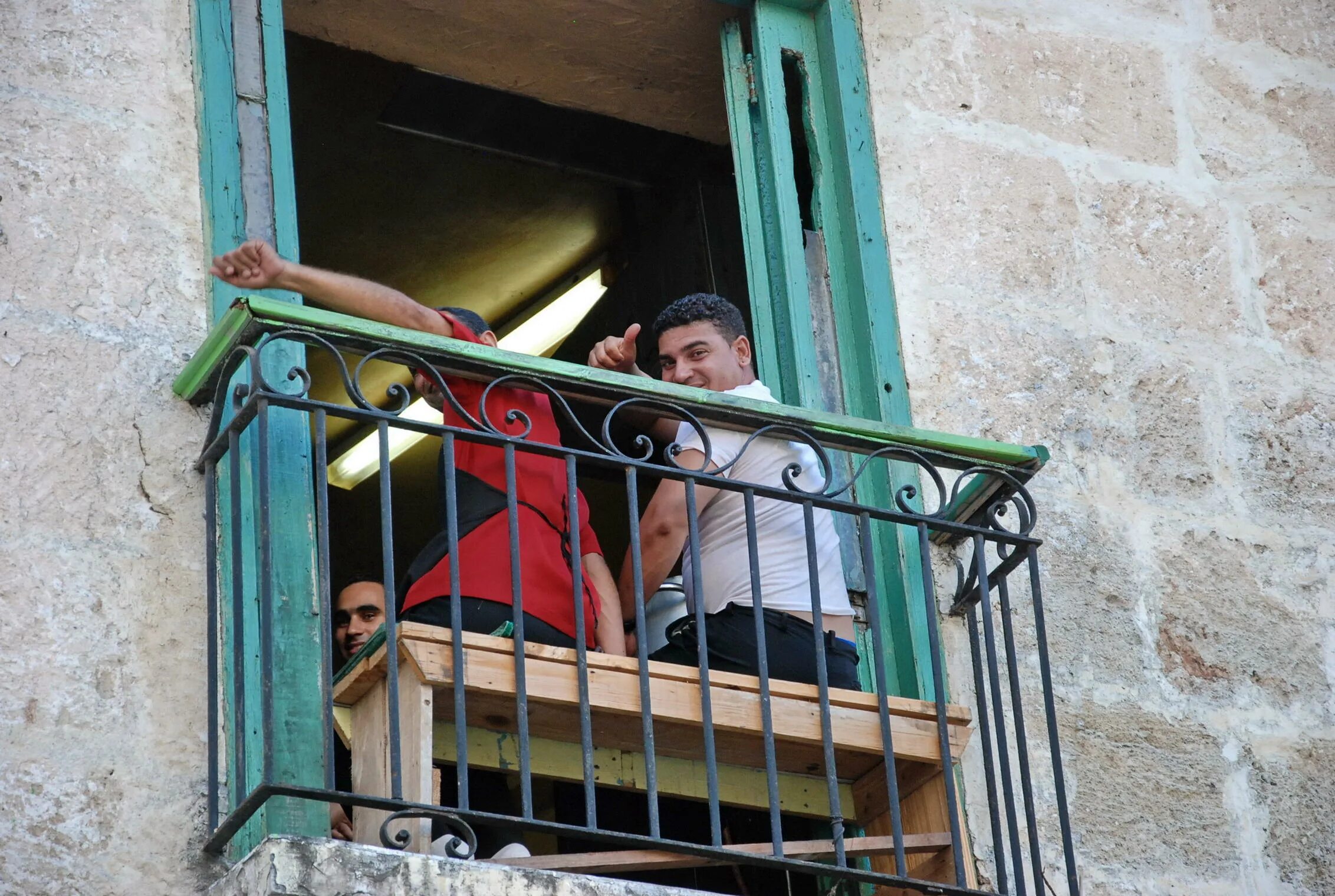 Одна женщина стоя задние на балконе. Лорды стоят на балконе. Woman standing on balcony holding heavy. Ленка на балконе в гостинице. Девочка закрылась на балконе.
