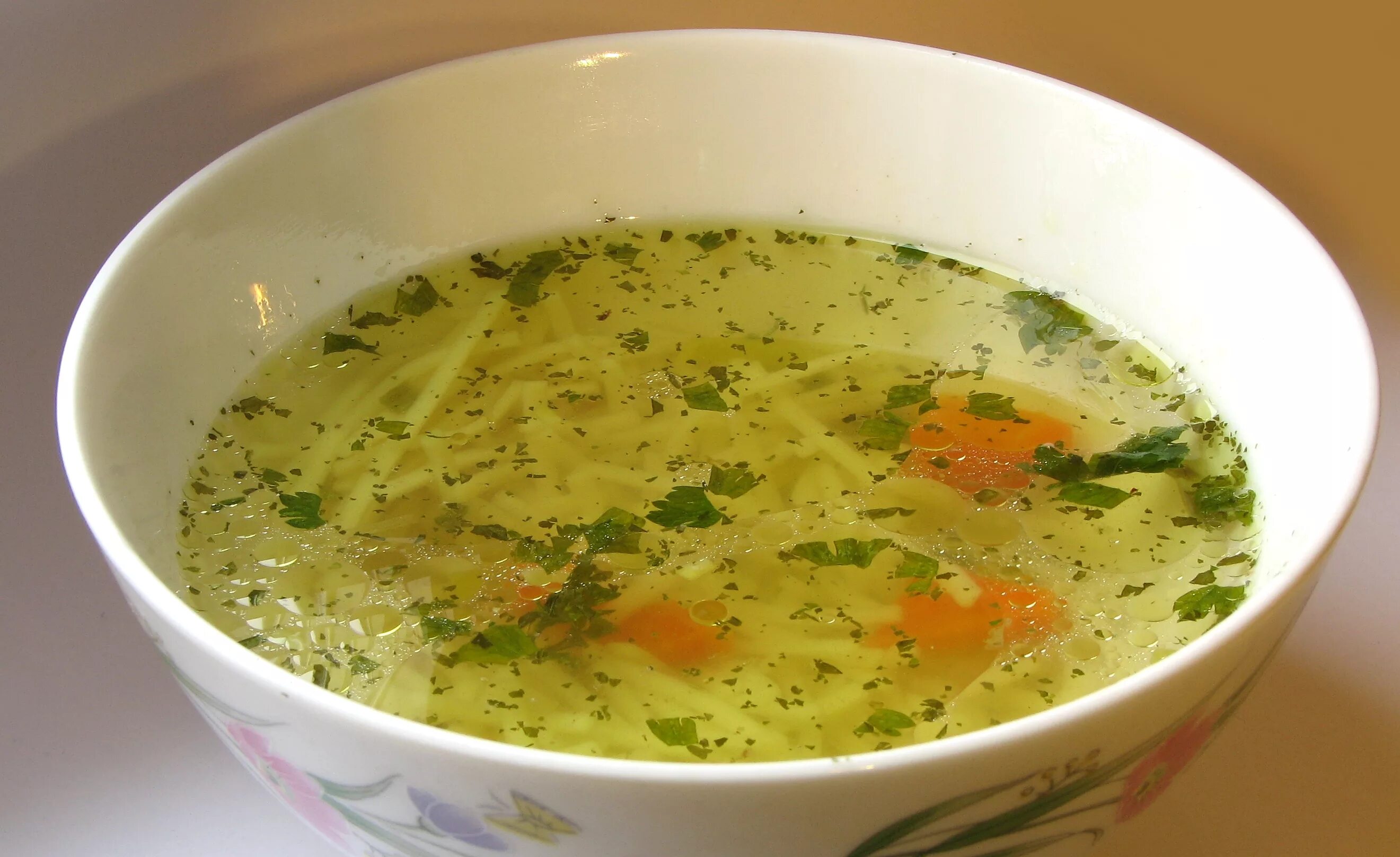 Бульон для супа из курицы. Шорпа Карачаевский суп. Бульон консоме куриный. Бульон в тарелке. Прозрачные супы.