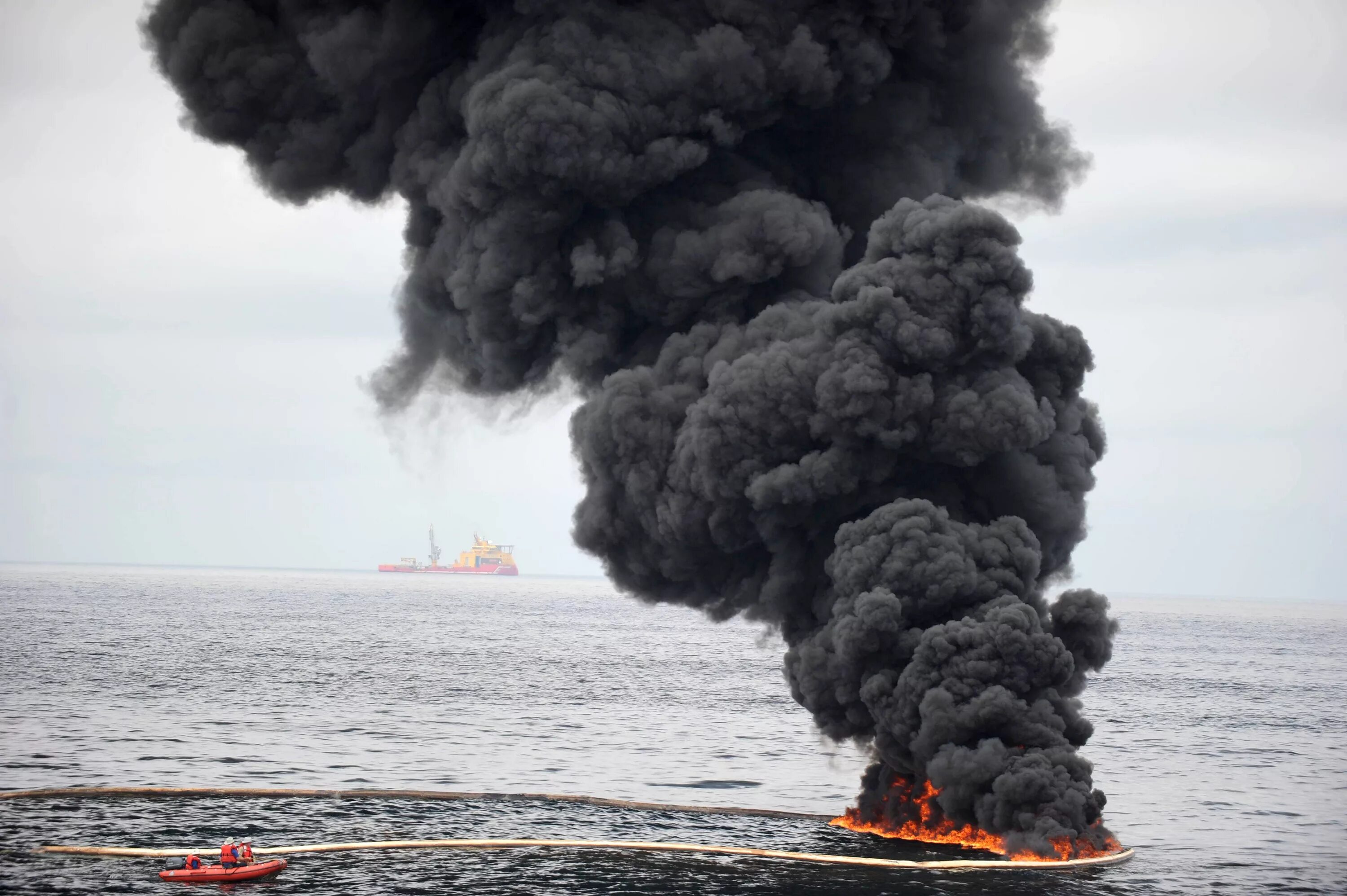 Deepwater Horizon разлив нефти. Разлив нефти в мексиканском заливе 2010. Взрыв нефтяной платформы Deepwater Horizon. Нефтяная катастрофа в мексиканском заливе 2010. Сжигание дыма
