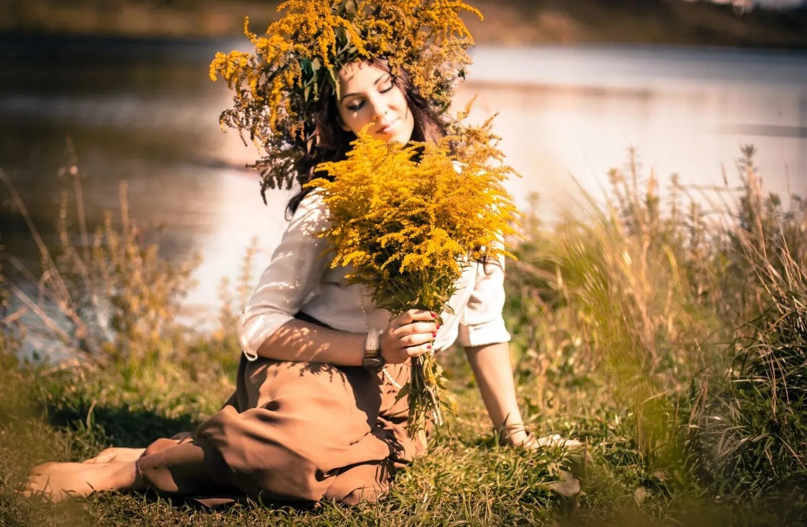 осенняя прогулка. осень любовь. красивая пожилая женщина в осеннем парке. парень и девушка в парке осенью. осень переходящая в зиму.