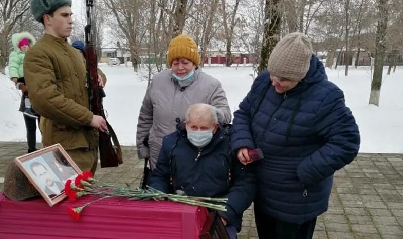 Похоронить на родине. Калач на Дону похороны солдата. Солдат похороны в Ростове на Дону. Похоронили со всеми почестями. Внук солдата.