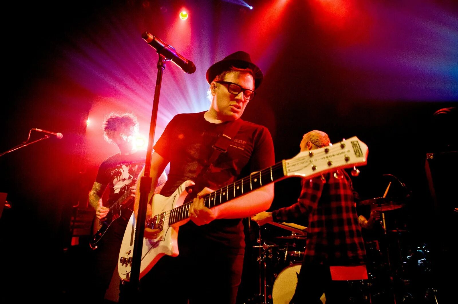 Fallen out группа. Fall out boy. Гитарист Fall out Noy. Patrick Stump. Fall out boy on Stage.