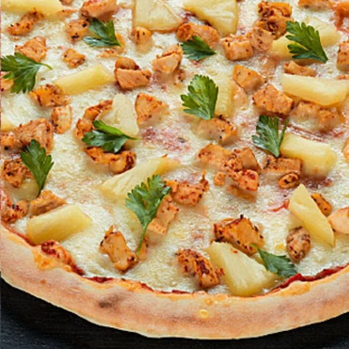 Рецепт гавайской пиццы с курицей. Пицца с ананасами. Гавайская пицца. Итальянская пицца с ананасами. Пицца с ананасами и курицей.