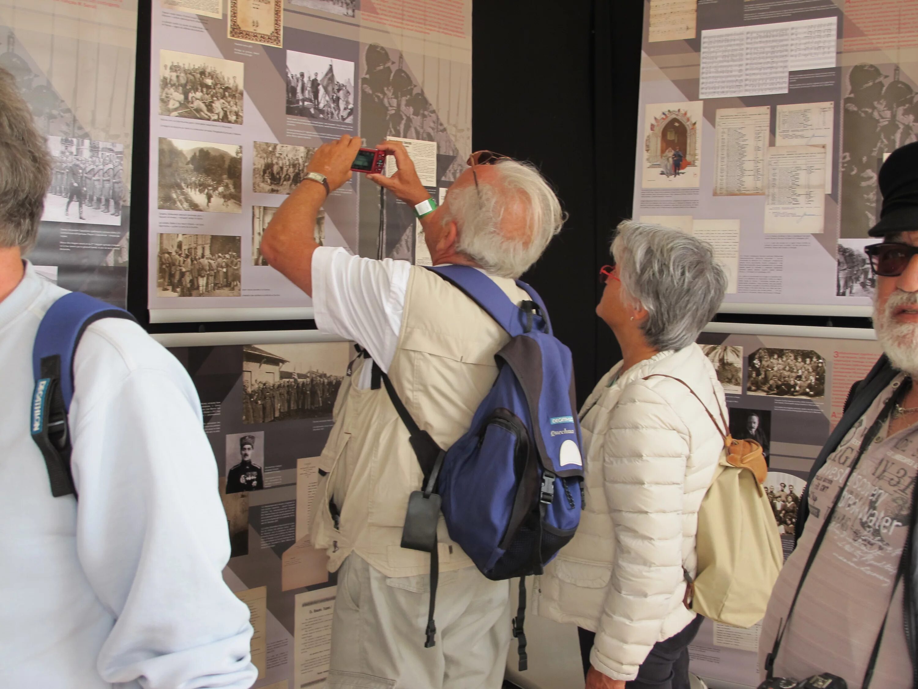 Lego медведев московский дом фотографии на остоженке пономарев. на стене у дмитрия медведева каритна. выставочный осмотр. президент осмотр выставки. Lego медведев и принцесса свиблова.