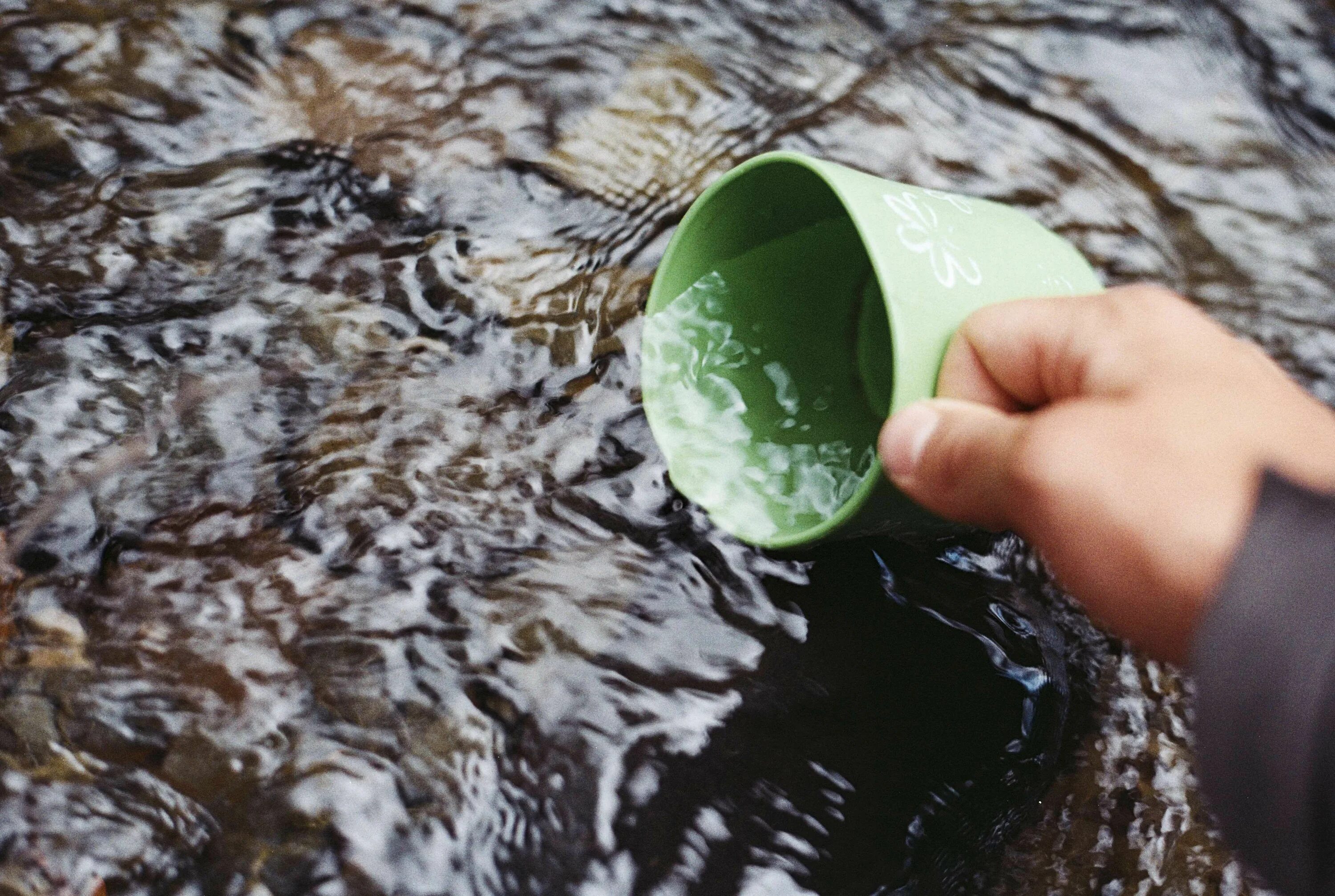 Чистая вода. Пресная вода. Добыча воды. Черпает воду из реки.