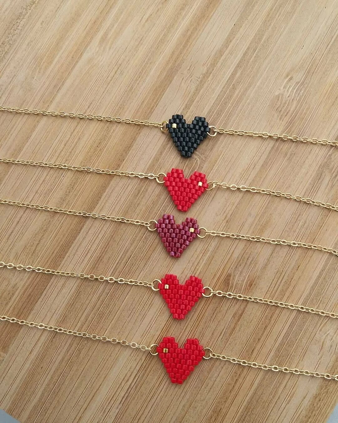 Сердечко из бисера из лески. Сердечко из бисера. браслет с сердечком. браслет из бисера с сердечками. плетение из бисера сердечко.
