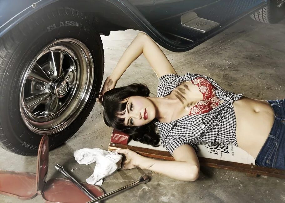 женщина чинит автомобиль. женщина и автоприколы. девушка автомеханик. девушки под машиной. горячие девушки и автомобили.