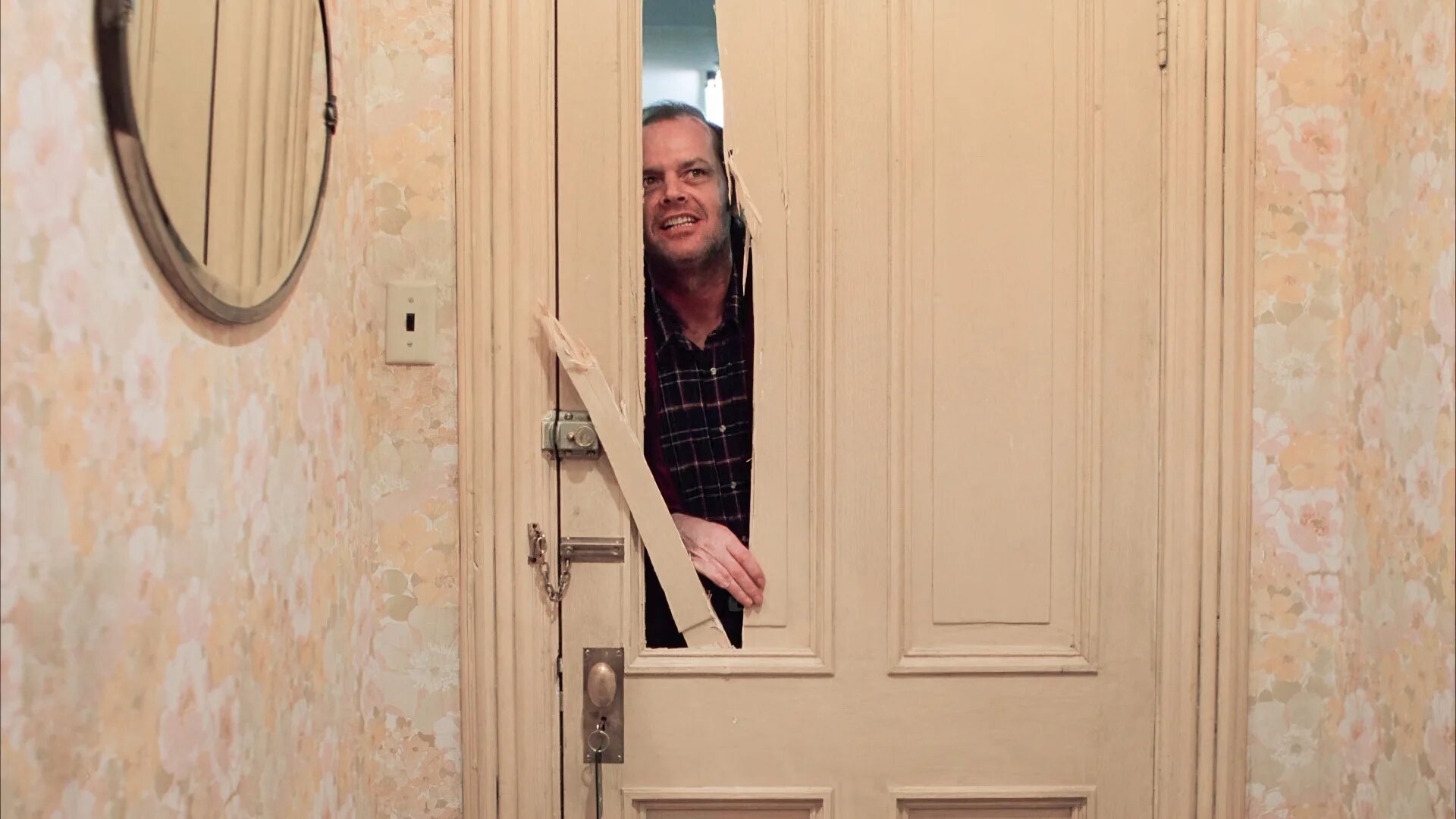 Стучится сосед в дверь. Джек николсон сияние. сияние the shining (1980). джек николсон отель оверлук. николсон сияние дверь.
