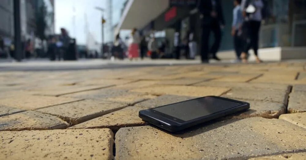 Человек потерял телефон. Поднимает телефон. Найти телефон. Зависимость от телефона. Потерялся телефон.