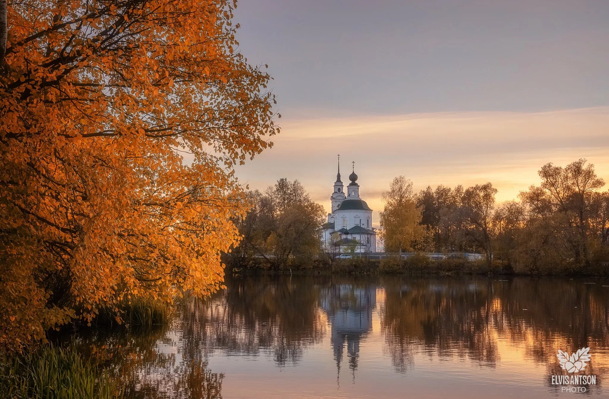 Св осень. Спасо-Запрудненская Церковь Кострома. Храм река Кострома. Кострома красная Церковь осень. Золотая осень Царское село храм Покрова.