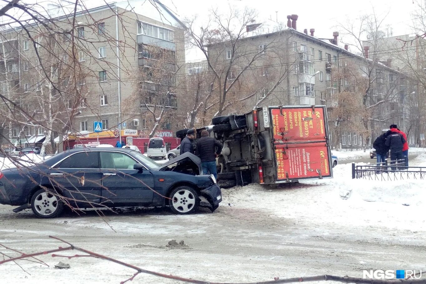 Грузовичок упал на.бок. Новосибирск упала фура. Упал набок