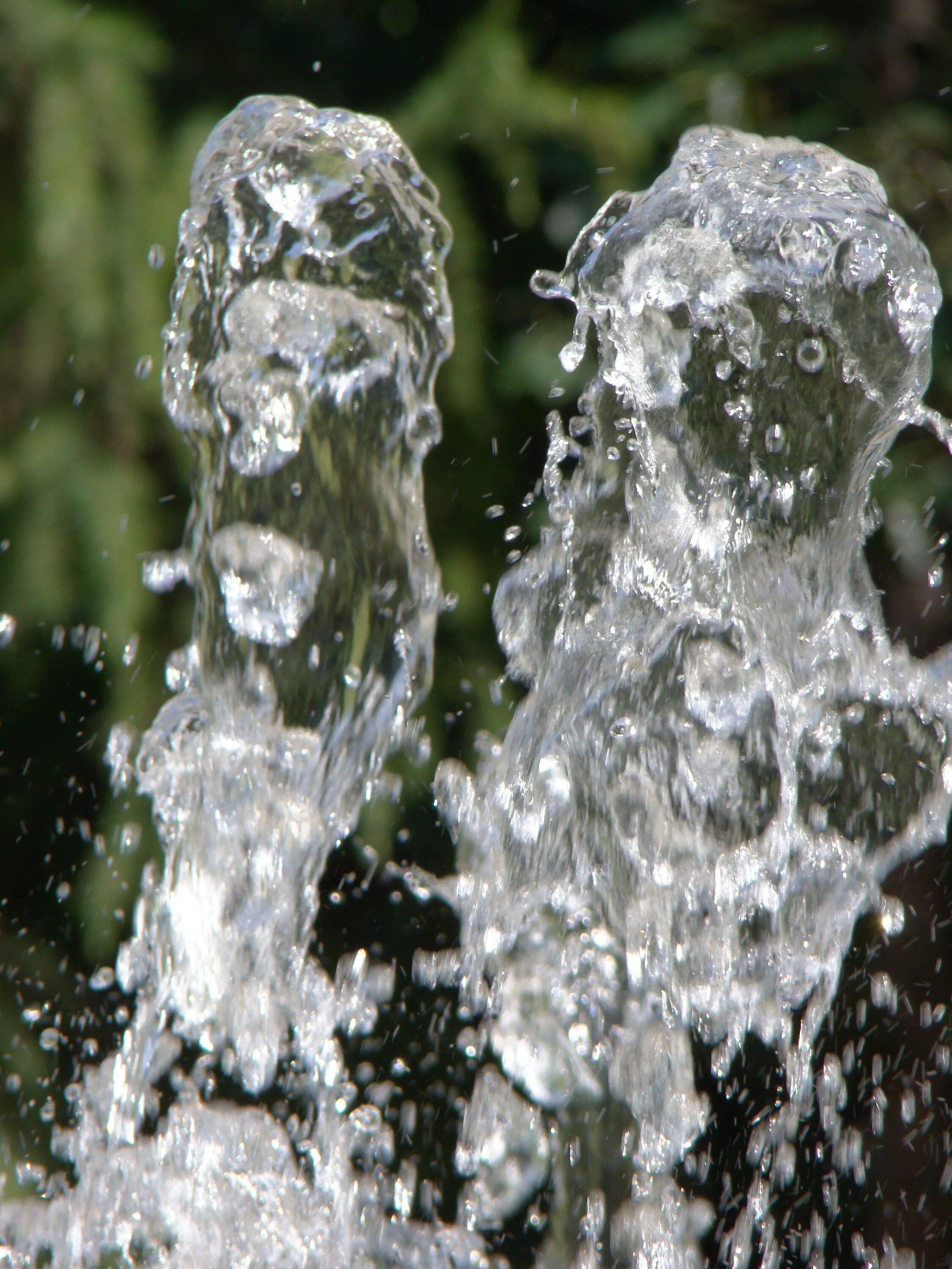 Струя воды. Струйка воды. Вода течет. Водяная струя. Там вода течет