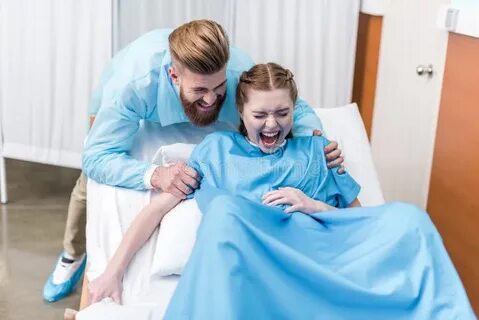 Женщина рожает ребенка в больнице