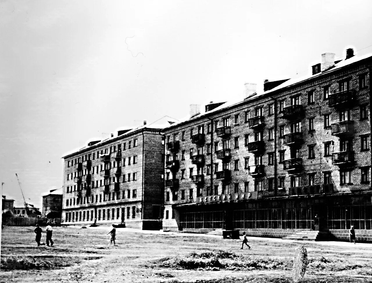 Пионерская 8а советская гавань. 1лг-602. Серебристая 15. Год постройки 1997. Год постройки 1997.