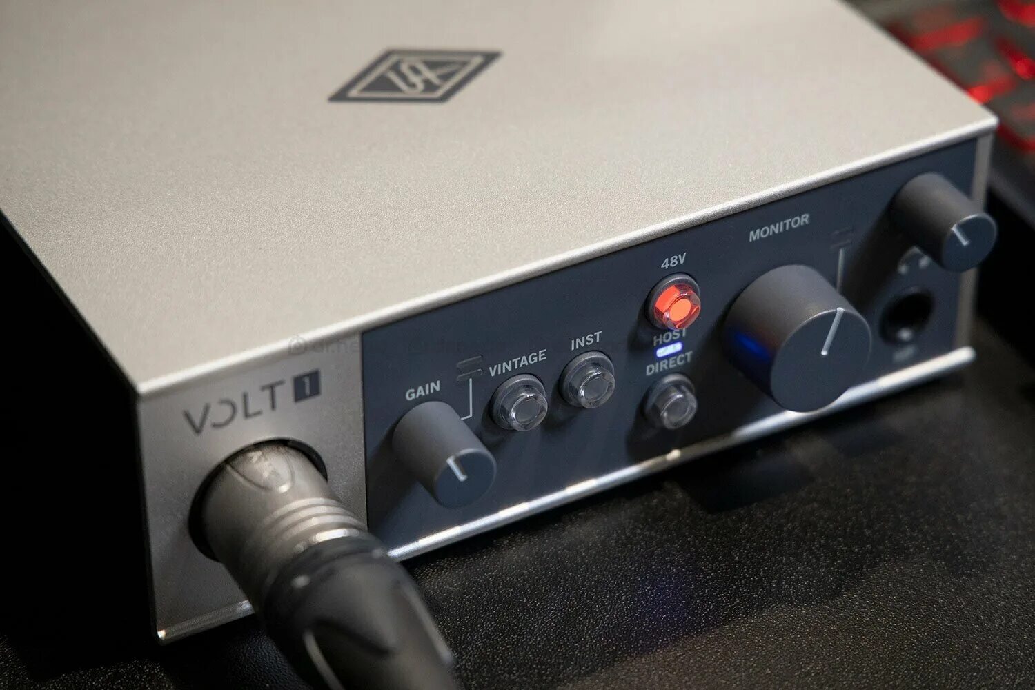 Volt звуковая. Universal Audio Volt 1. Аудиоинтерфейс Universal Audio Volt 1. Universal Audio Volt 2. Аудиоинтерфейс с регулировкой Mix.