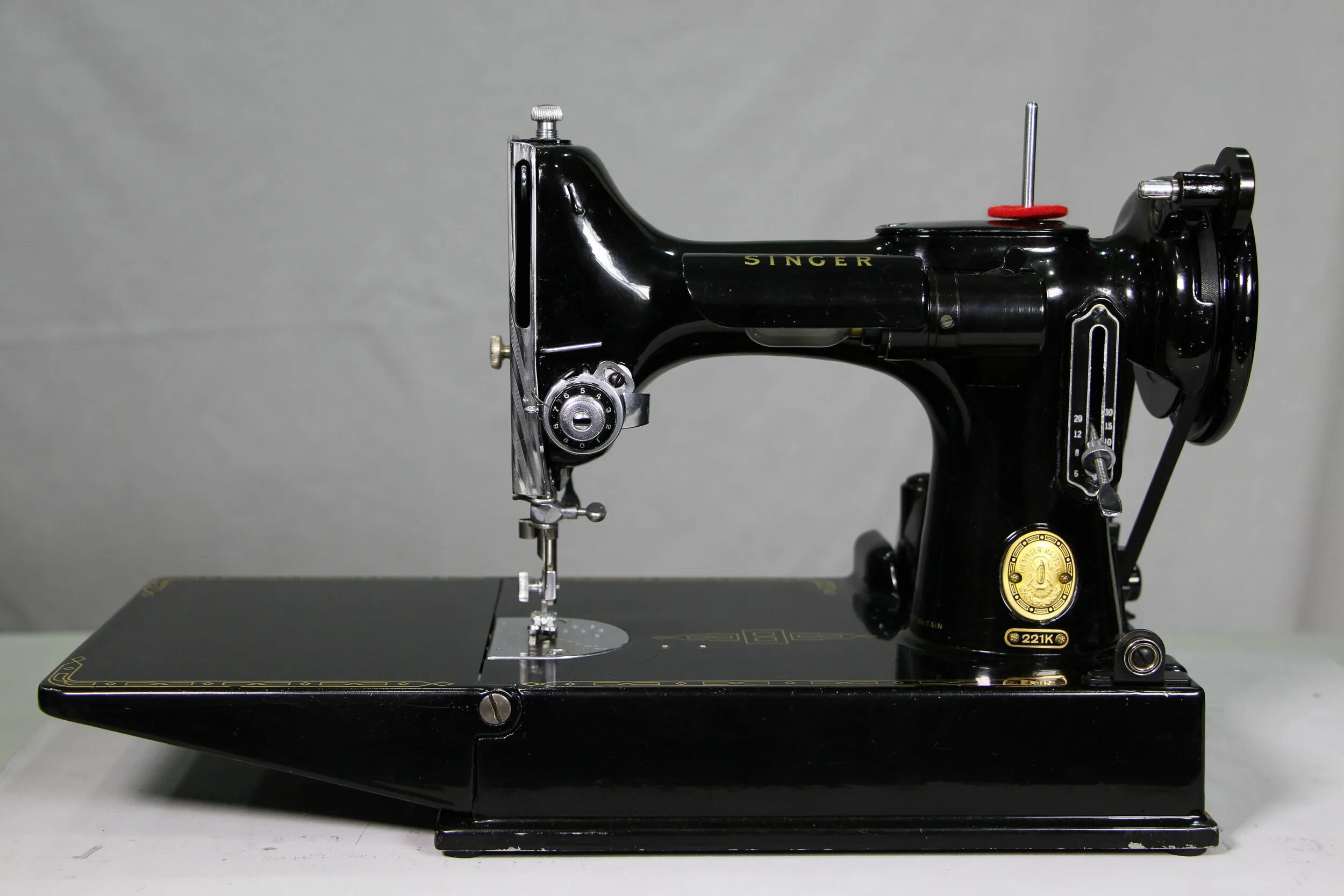 Швейная машина singer отзывы. Singer 221. Швейная машина Singer 8290. Vintage Sewing Machine. Black Sewing Machine.