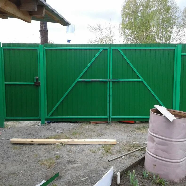Ворота из профнастила с10. Ворота из профильной трубы 40х20 3м. Ворота из профильной трубы 40х20 3м. Ворота 2700 на 1800 со встроенной калиткой. Ворота распашные профлист 3м.