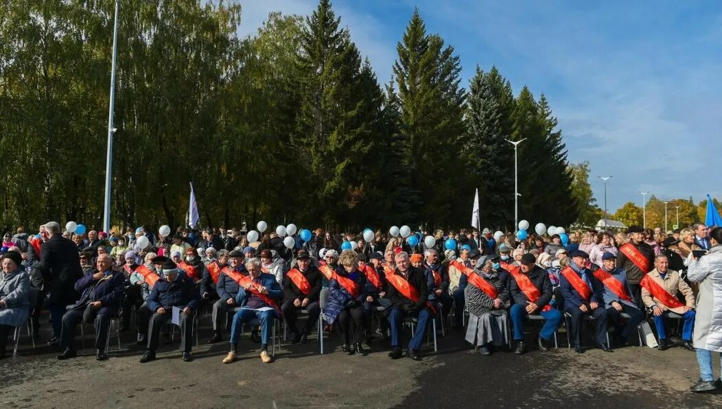 Сайт открытый нижнекамск. Памятник первостроителям Нижнекамск. День города Нижнекамск. Скульптурной композиции, посвященной первостроителям Нижнекамск. Открытый Нижнекамск.