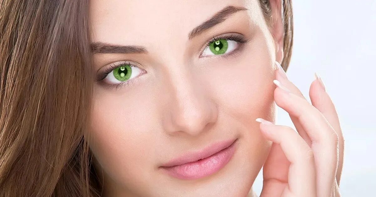 красота в зеленых оттенках. фантазийный макияж в зеленых тонах. лицо женщины без макияжа. женское лицо. зелёные глаза.