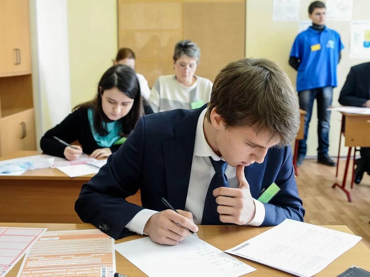 Экзамен после 1 класса. Егэ. экзамены в школе. школьники на егэ. выпускные экзамены.