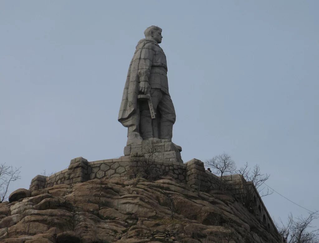 Памятник алеше в болгарии. Памятник солдату Алеше в Болгарии. Памятник советскому солдату в Болгарии Алеша. Памятник в Болгарии русскому солдату Алеше. Алёша в Болгарии русский памятник.