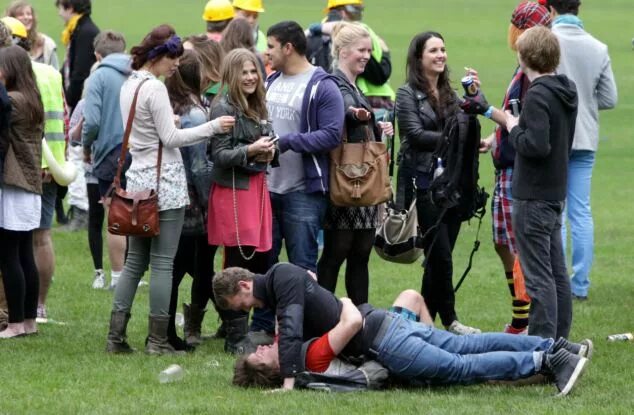 Митинг студентов Кембриджа. Drunk students. Petting party