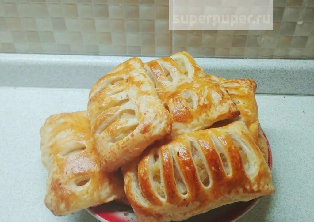 Слоеные пирожки с яблоками. Пирожки из слоеного теста. Выпечка из слоеного бездрожжевого. Лимонные слойки. Слойки пошаговый рецепт с фото.