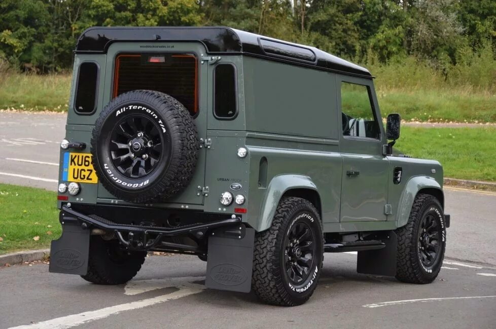 B defender. Land Rover Defender 2 зеленый. Дефендер Green. Пороги ленд Ровер Дефендер 1995. Ленд Ровер Дефендер с лестницей.