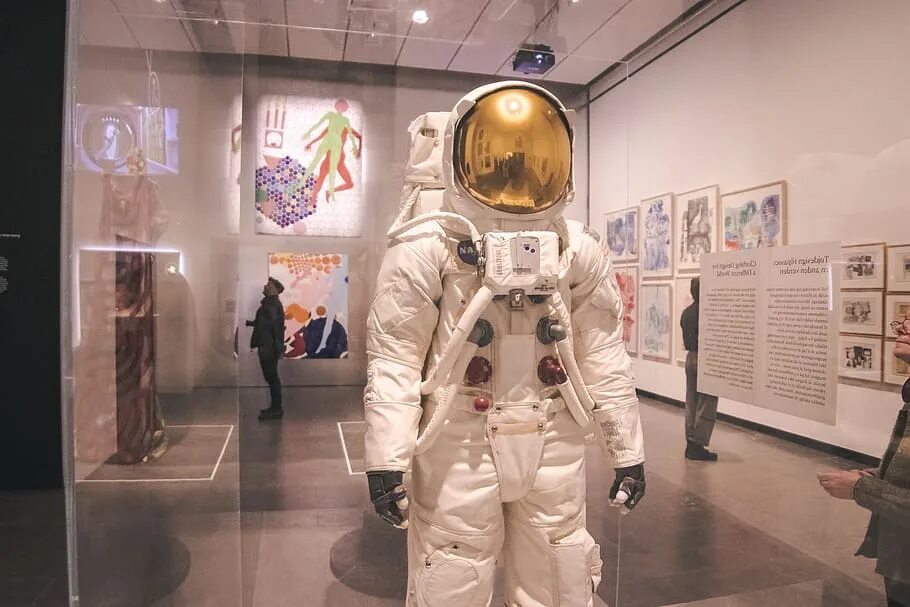 Музей Мадатек Хайфа. Космический скафандр SPACEX. Современный костюм Космонавта. Костюм Космонавта настоящий.