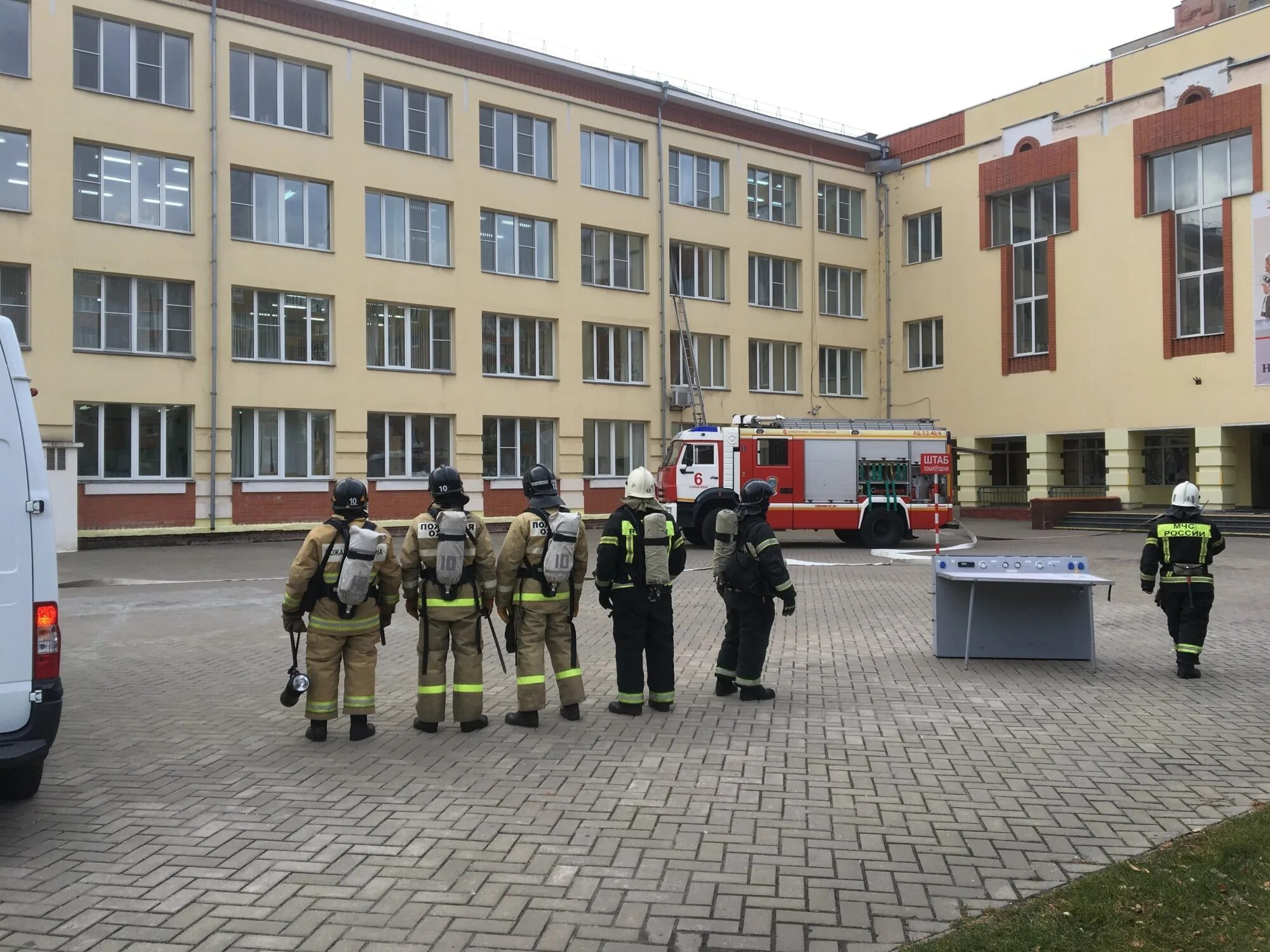 Тревога в старом осколе. Школа 40 старый Оскол. Школа номер 30 старый Оскол. Директор школы 40 старый Оскол. Сороковая школа старый Оскол.