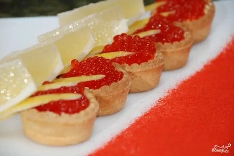 Багет с красной икрой и творожным сыром