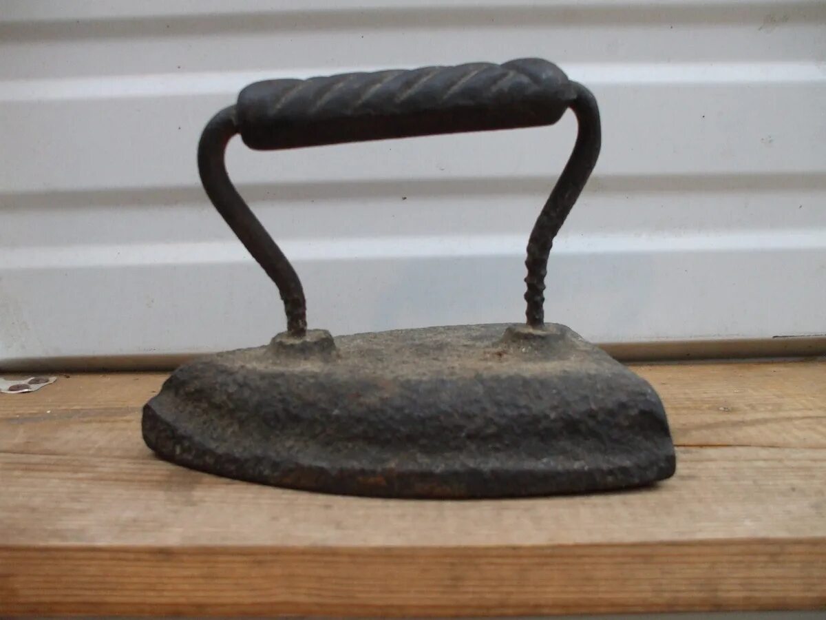 Древние утюги. Старинный утюг рисунок. Железный утюг. Старинный утюг. Угольный утюг.