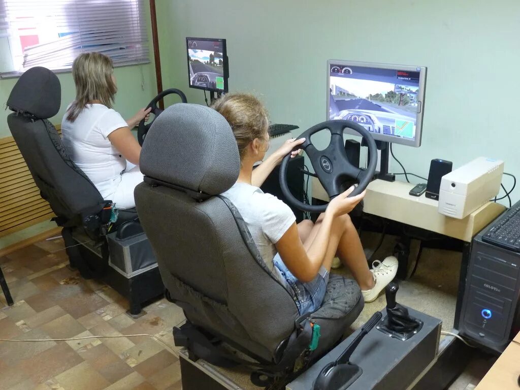 ученик автошколы. инструктор автошколы. площадка автошколы. что делают в автошколе. машина учебная гаи.