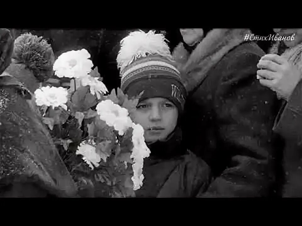 Песни погибшим ребятам. Матерям погибшим героям текст. Песни погибшим ребятам. Афганец с цветком. Афганец с цветком.