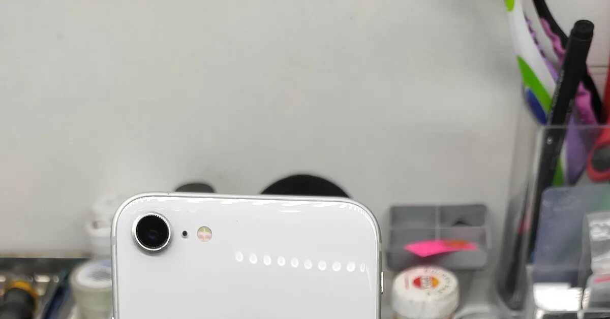 Айфон 8 плюс динамики. Динамик айфон 8. Xiaomi mi 9 se сеточка динамика. Iphone 8 верхний динамик. Чистка динамика iphone.