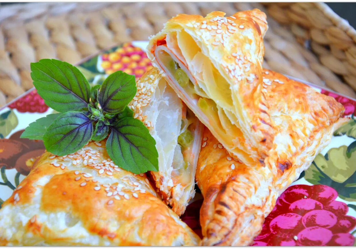 треугольные из теста. слойки треугольные. слойка с творогом треугольники. треугольники из слоеного теста. треугольники из слоеного теста.