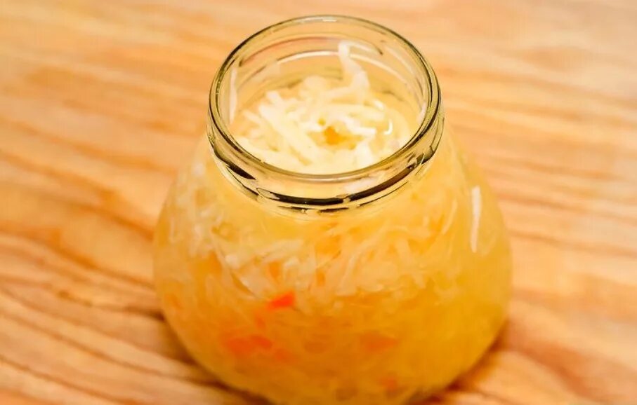 Квашеная капуста рассол. Сок квашеной капусты. Капуста квашеная. Рецепт квашеного сока. Капустный сок.