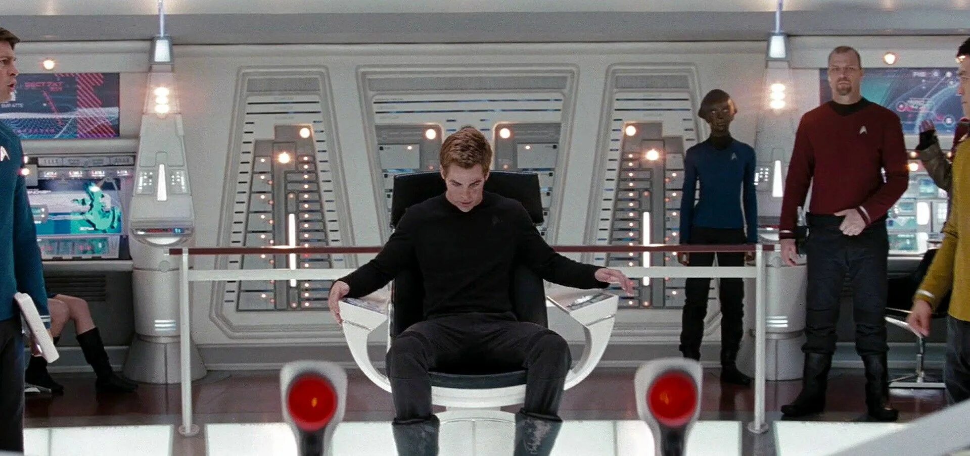 Песни старых дворов. Парень прибавляет громкость мем. 10-c star trek discovery. Включи старый трек. Передача старые песни о главном.