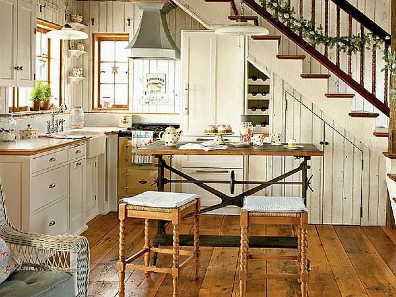 Кухня на первом этаже. Кухня под лестницей. Кухня в деревенском стиле. Кухня в загородном доме. Кухня на даче интерьер.