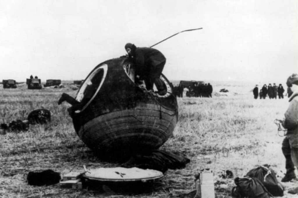 Как приземлился гагарин после первого полета. Восток 1 Юрия Гагарина после приземления. Спускаемый аппарат Восток 1 Гагарина. Корабль Восток после приземления Гагарина. Приземление Гагарина 1961.
