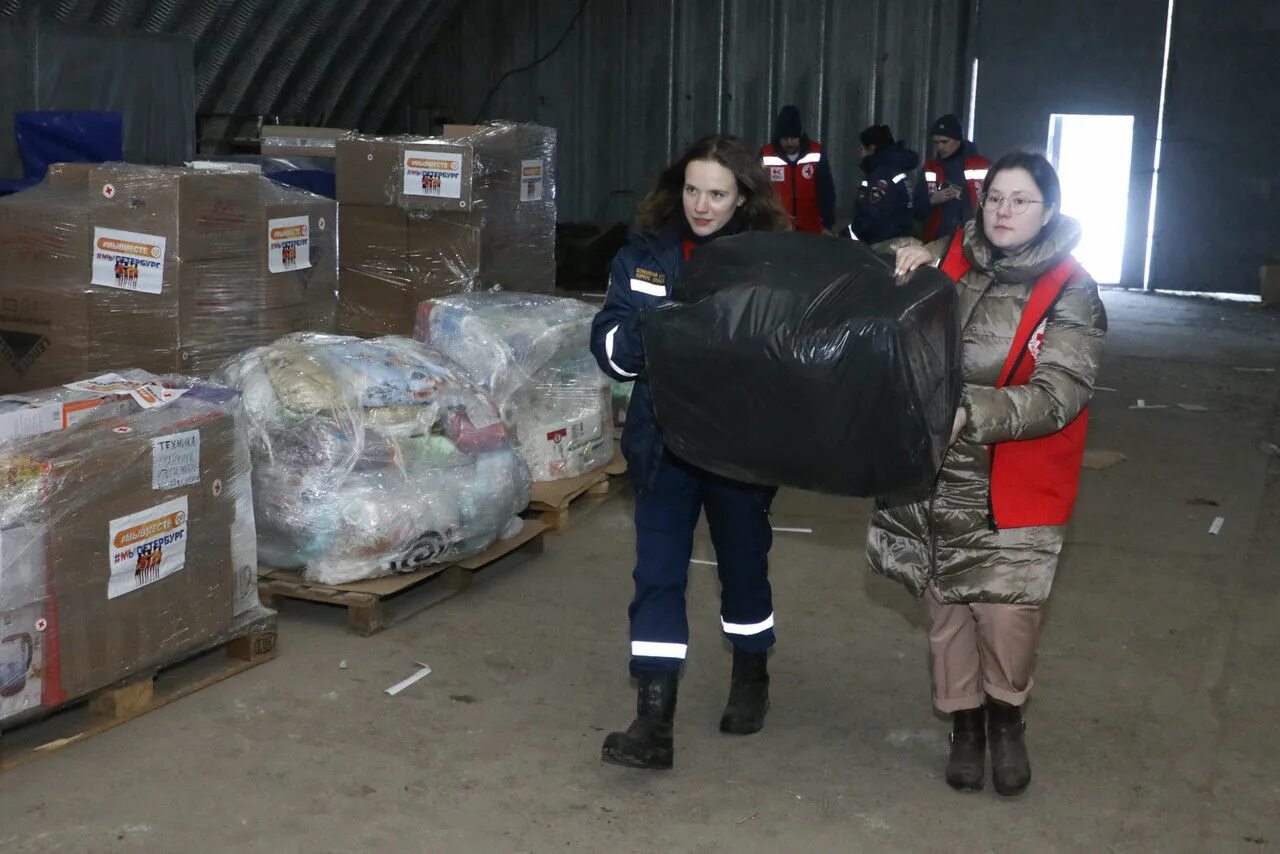 Гуманитарная помощь в днр. Гуманитарная помощь Подмосковье. Гуманитарная помощь продукты. Сбор гуманитарной помощи ДНР. Гуманитарная помощь от жителей.